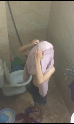每晚最大的乐趣城中村出租屋偷窥附近的年轻打工妹洗澡 截图5