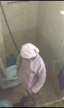 每晚最大的乐趣城中村出租屋偷窥附近的年轻打工妹洗澡 截图6