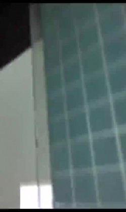 每晚最大的乐趣城中村出租屋偷窥附近的年轻打工妹洗澡 截图7