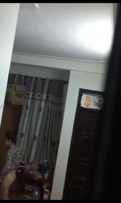 每晚最大的乐趣城中村出租屋偷窥附近的年轻打工妹洗澡 截图11