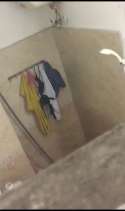 每晚最大的乐趣城中村出租屋偷窥附近的年轻打工妹洗澡 截图15