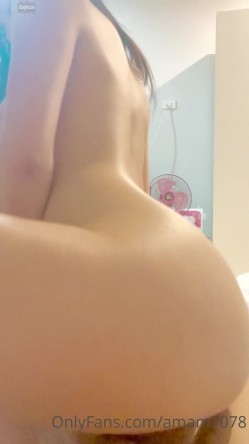 【巨乳美臀极品骚货】推特极品美女 卫生间深喉跪舔 爆乳乱颤 完美露脸 『Amam』最新啪啪甄选 截图16