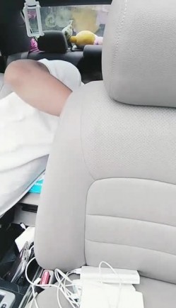 “吸我赶紧吸我”对白淫荡空乘制服美乳翘臀网红主播与狼粉车震爆操屁眼儿干的尖叫呻吟说想拉粑粑受不了了 截图14