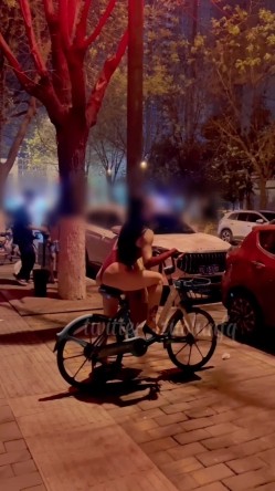 极品美腿绿帽人妻 户外露出、绿帽献妻、多人淫趴、调教男奴、硬控止寸 截图5