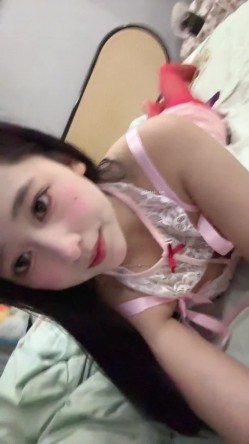 B站颜值up主【婉儿郝粉吖】裸舞诱惑，道具自慰，人前女神人后大尺度掰逼展示 截图12