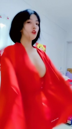 青春无敌，抖音风艺校美少女【杨晓花】定制福利，露脸露点，各种热门BGM裸舞 截图3