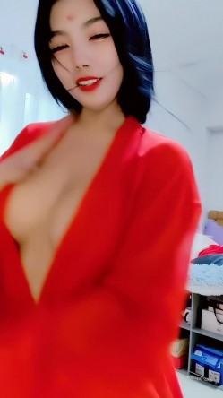 青春无敌，抖音风艺校美少女【杨晓花】定制福利，露脸露点，各种热门BGM裸舞 截图5