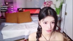 ️国民女神【Kiki-2025】紫色战袍、丝袜诱惑、口爆、潮喷 截图2