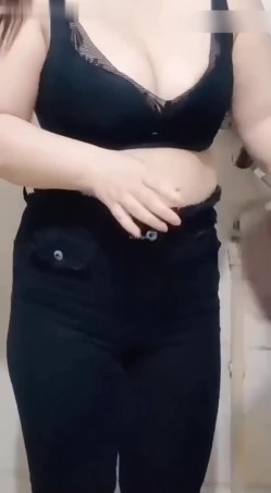 抖音骚逼少妇【豚儿姐姐】大奶肥臀，颜值不错，掰逼诱惑，挫逼自慰高潮，喜欢邻家熟女阿姨的不可错过 截图1
