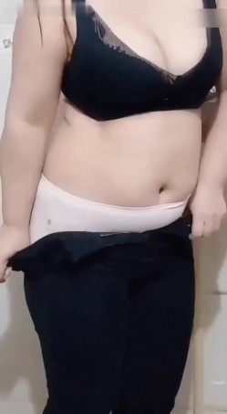 抖音骚逼少妇【豚儿姐姐】大奶肥臀，颜值不错，掰逼诱惑，挫逼自慰高潮，喜欢邻家熟女阿姨的不可错过 截图2