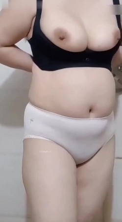 抖音骚逼少妇【豚儿姐姐】大奶肥臀，颜值不错，掰逼诱惑，挫逼自慰高潮，喜欢邻家熟女阿姨的不可错过 截图8