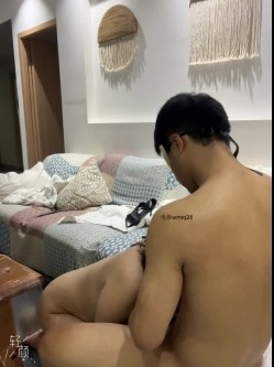 5P大战，骚逼人妻给老公戴一顶大大的绿帽，堪称唿伦贝尔大草原，嘴巴叼着，小穴插着！ 截图12