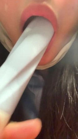 极品推特网红生物老师『闵儿』黑丝女警制服诱惑 坐骑电动自慰棒骚话连连爽到不停喷水 截图9