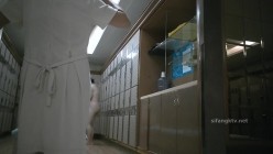国内『温泉会所』贴脸偷拍沐浴更衣泳池戏水 超多美女良家少妇近距离接触 截图2