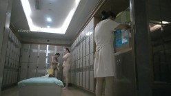 国内『温泉会所』贴脸偷拍沐浴更衣泳池戏水 超多美女良家少妇近距离接触 截图3
