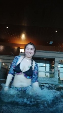 火爆全网极品露脸人妻熟女，肚皮舞老师【柏X彤】绝密私拍，肤白奶大肥臀裸舞啪啪，相当炸裂 截图3