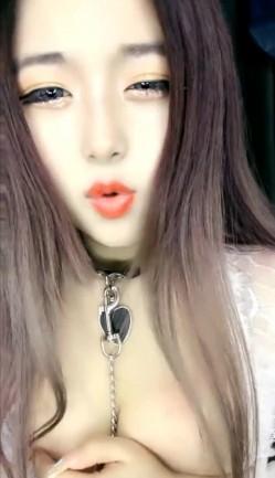 气质漂亮妹妹，颜值网红脸，带狗链，道具自慰，按到阴蒂和阴唇上表情呻吟很到位 截图3