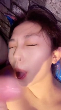 《极品反差婊 泄密》露脸才是王道！推特清纯大波翘臀奔放正妹【辉夜姬】私拍各种反人类调教群P喝尿炮击多人颜射场面令人乍舌 截图6