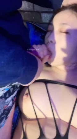 《极品反差婊 泄密》露脸才是王道！推特清纯大波翘臀奔放正妹【辉夜姬】私拍各种反人类调教群P喝尿炮击多人颜射场面令人乍舌 截图10