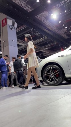 【上海车展 ️抄底】曼妙高挑身材前台车模主持人 匀称性感白皙美腿 现代前台裸感小内内 小鹏前台身材又好颜值又高 截图7