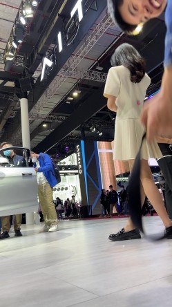 【上海车展 ️抄底】曼妙高挑身材前台车模主持人 匀称性感白皙美腿 现代前台裸感小内内 小鹏前台身材又好颜值又高 截图15