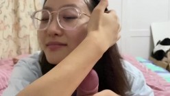 极品反差婊 眼镜妹就是骚，超神颜值，轻素颜无美颜纯天然，乐呵呵的吃吊然后口爆吞精 截图1
