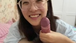 极品反差婊 眼镜妹就是骚，超神颜值，轻素颜无美颜纯天然，乐呵呵的吃吊然后口爆吞精 截图2