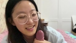 极品反差婊 眼镜妹就是骚，超神颜值，轻素颜无美颜纯天然，乐呵呵的吃吊然后口爆吞精 截图3