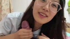 极品反差婊 眼镜妹就是骚，超神颜值，轻素颜无美颜纯天然，乐呵呵的吃吊然后口爆吞精 截图9