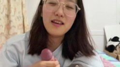 极品反差婊 眼镜妹就是骚，超神颜值，轻素颜无美颜纯天然，乐呵呵的吃吊然后口爆吞精 截图10