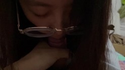 极品反差婊 眼镜妹就是骚，超神颜值，轻素颜无美颜纯天然，乐呵呵的吃吊然后口爆吞精 截图14