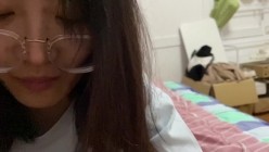 极品反差婊 眼镜妹就是骚，超神颜值，轻素颜无美颜纯天然，乐呵呵的吃吊然后口爆吞精 截图16