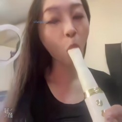 骚逼主播【爱吃媛子】极品少妇,绿茶脸,道具插逼自慰,怼逼看毛,裸舞诱惑,宝妈赚点钱太难 截图3