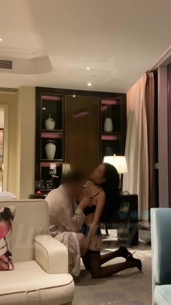 大神luckyql777调教爆乳长腿美女 截图1