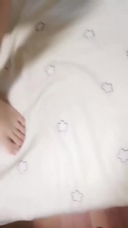 漂亮美眉 身材娇小多毛粉穴小贫乳和小哥激情啪啪 娇喘连连 截图4