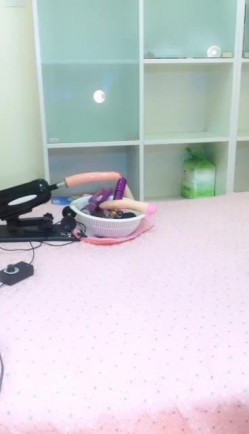 饥渴风骚老熟女露脸各种语言挑逗炮击抽插，多种道具蹂躏骚逼，淫水淫叫诱惑你撸 截图1