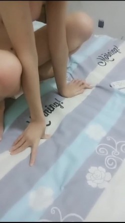 漂亮美眉 舒服吗 舒服 老公不要停 射哪里嘴里还是逼里 射逼里 在家被男友无套输出 内射 截图14