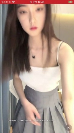 校花女神【王爱笑】 被观众怂恿下海黄播,浴室放着音乐，缓缓脱下胸罩，胸型好美，还带揉奶福利诱惑！ 截图3