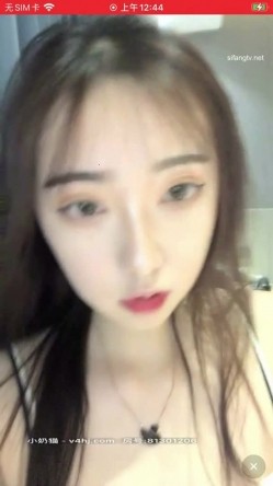 校花女神【王爱笑】 被观众怂恿下海黄播,浴室放着音乐，缓缓脱下胸罩，胸型好美，还带揉奶福利诱惑！ 截图4