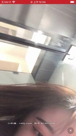 校花女神【王爱笑】 被观众怂恿下海黄播,浴室放着音乐，缓缓脱下胸罩，胸型好美，还带揉奶福利诱惑！ 截图15