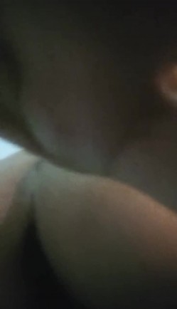 果贷美女特别版黎小燕用个黄瓜插到自己流了不少水 这才是真正黑森林里的黑木耳 截图3