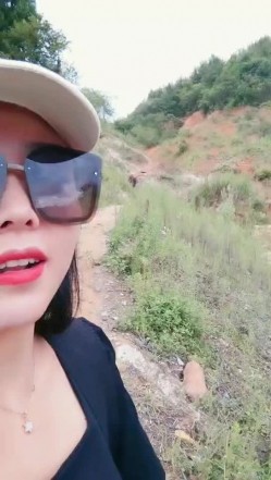渣女来袭真空上阵性感包臀裙出来跟大哥户外车震，口交大鸡巴舔蛋蛋搞硬了直接坐上去，浪荡呻吟让大哥内射 截图1