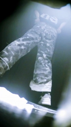 夜总会酒吧女厕后拍各种黑丝高跟 美女如云 两个喜欢前蹲的闺蜜逼毛浓密性感 截图15