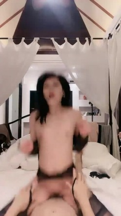 【奶球】富豪的专宠小母狗! ~无套啪啪内射~爽到极点，被掐着脖子操，这哥们真是够暴力，快被操晕了 截图7