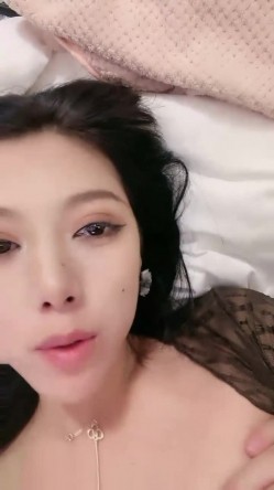 【奶球】富豪的专宠小母狗! ~无套啪啪内射~爽到极点，被掐着脖子操，这哥们真是够暴力，快被操晕了 截图15