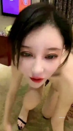 漂亮骚妇 我他妈感觉像公交车一样 谁都可以操 这个姿势太不要脸了 像母狗一样茄子 雨伞柄插逼 骚话不停 截图5