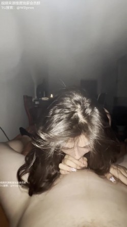 调教别人的女友，反差母狗在线吃鸡，每次射精都是射在她的脸上，一边打电话一边无套插入她+户外车震刺激的不行 截图6