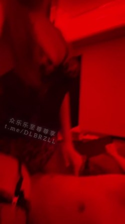 武汉富二代泡良大神「Y先生」推特约炮实录 极品高颜值小母狗在家被各种道具调教3P、跑车外露出 截图3