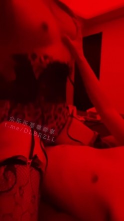 武汉富二代泡良大神「Y先生」推特约炮实录 极品高颜值小母狗在家被各种道具调教3P、跑车外露出 截图13