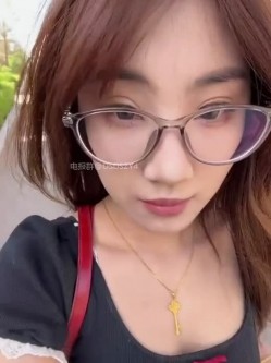 ️超级淫荡骚母狗【GG-BONG1】反差眼镜骚货户外车内道具自慰喷水 截图1